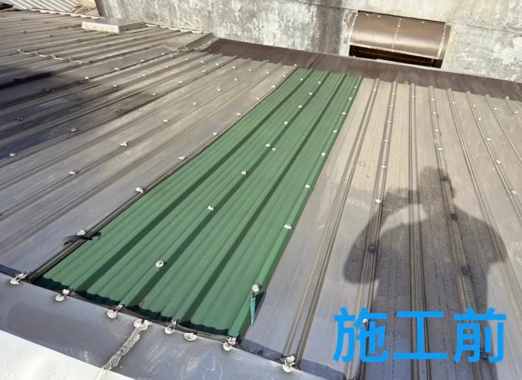 基隆崇安街屋頂換板前,既有浪板老化且局部曾以板材修補