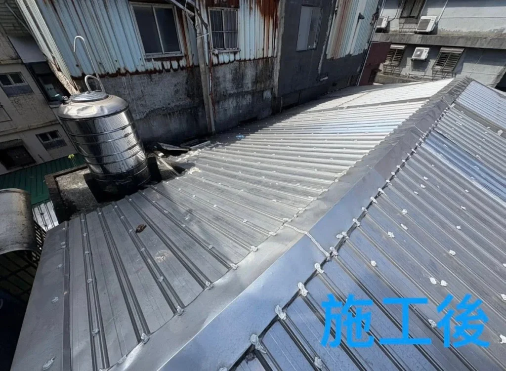 基隆崇安街屋頂換板完成,全新鋁鋼板與屋脊收邊排列完整