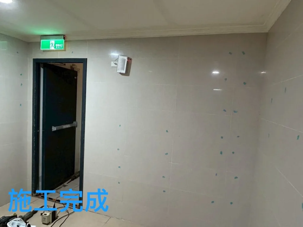 普羅旺世社區公共區域牆磚更換完成,門側設備周邊收整完畢