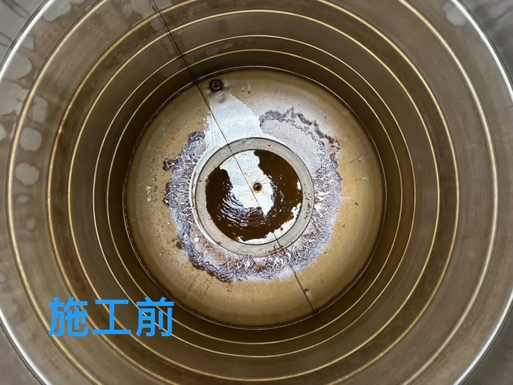 基隆南新街公寓白鐵水塔清洗前,槽底與排水口周圍可見沉積髒汙