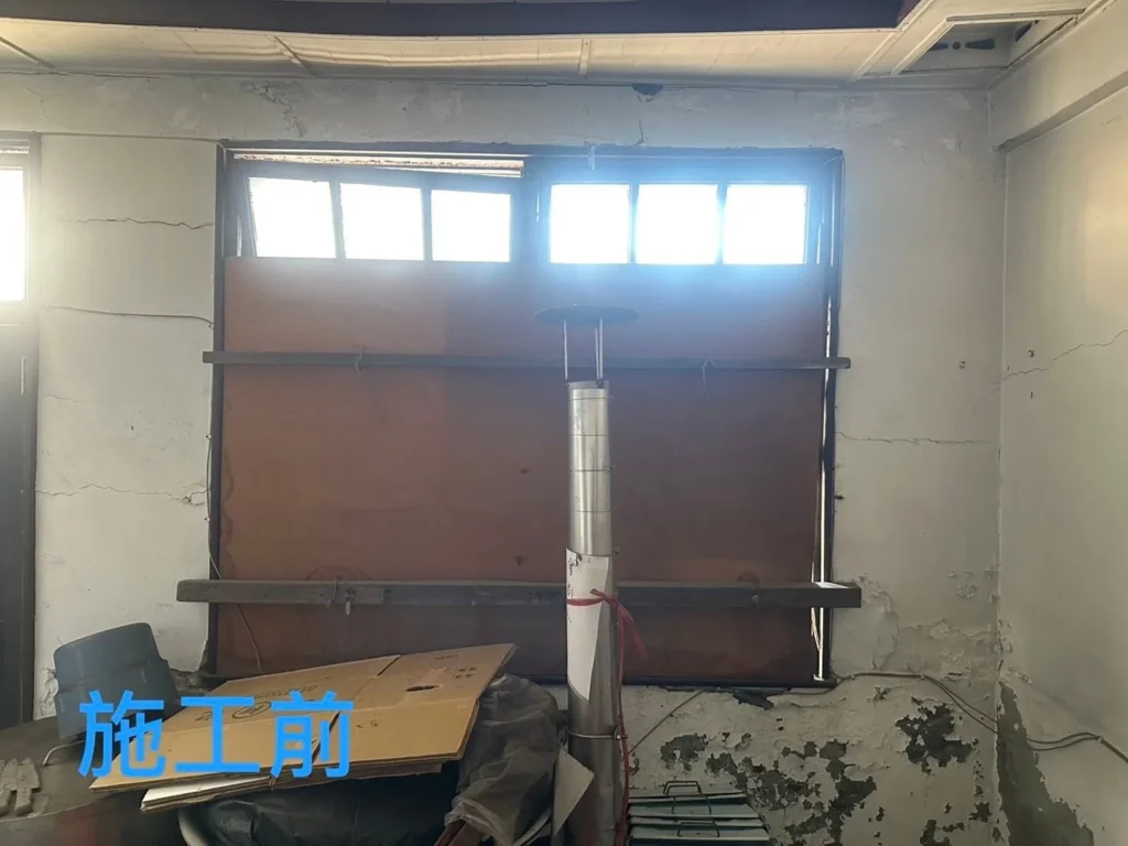 基隆獅球路室內窗框施工前,開口處以舊板材暫時遮擋