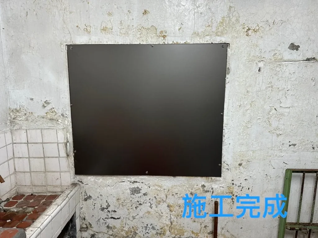 獅球路窗框封板完成,牆面開口外側以深色板材封閉