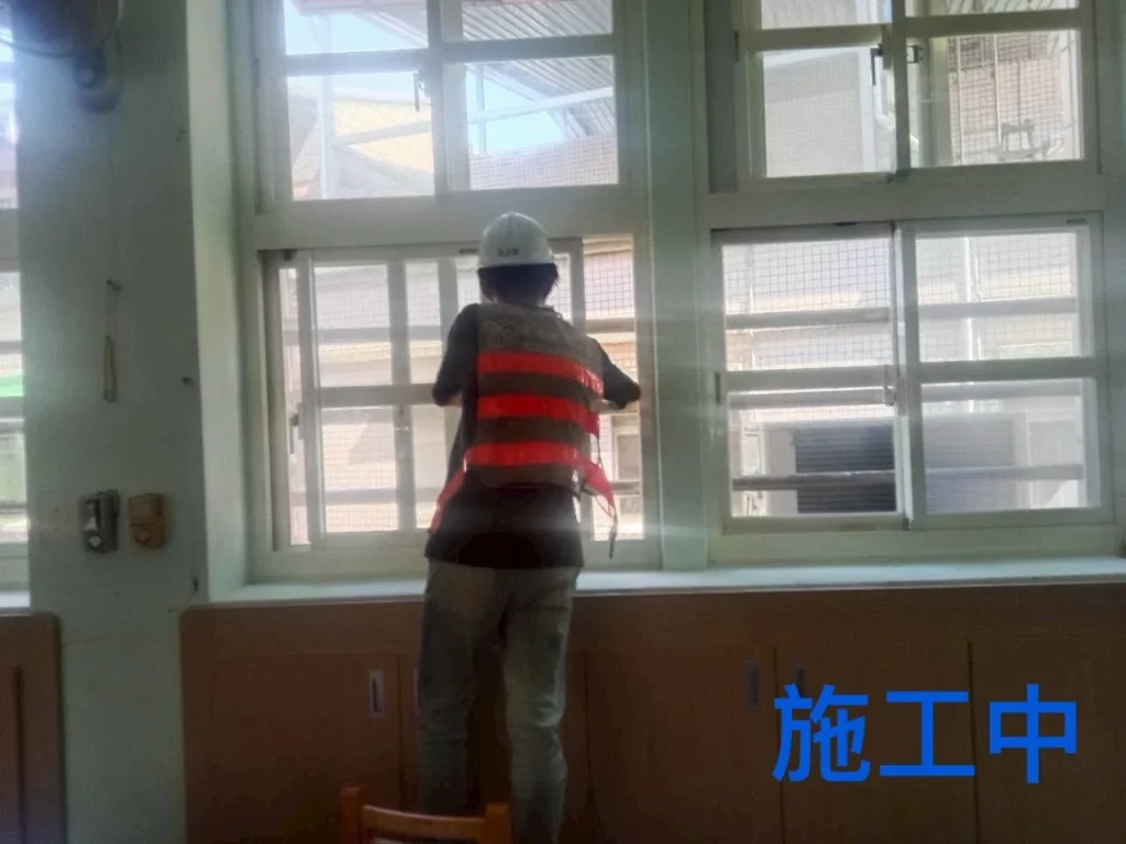 中和國小教室清潔中,人員逐面清理窗戶玻璃