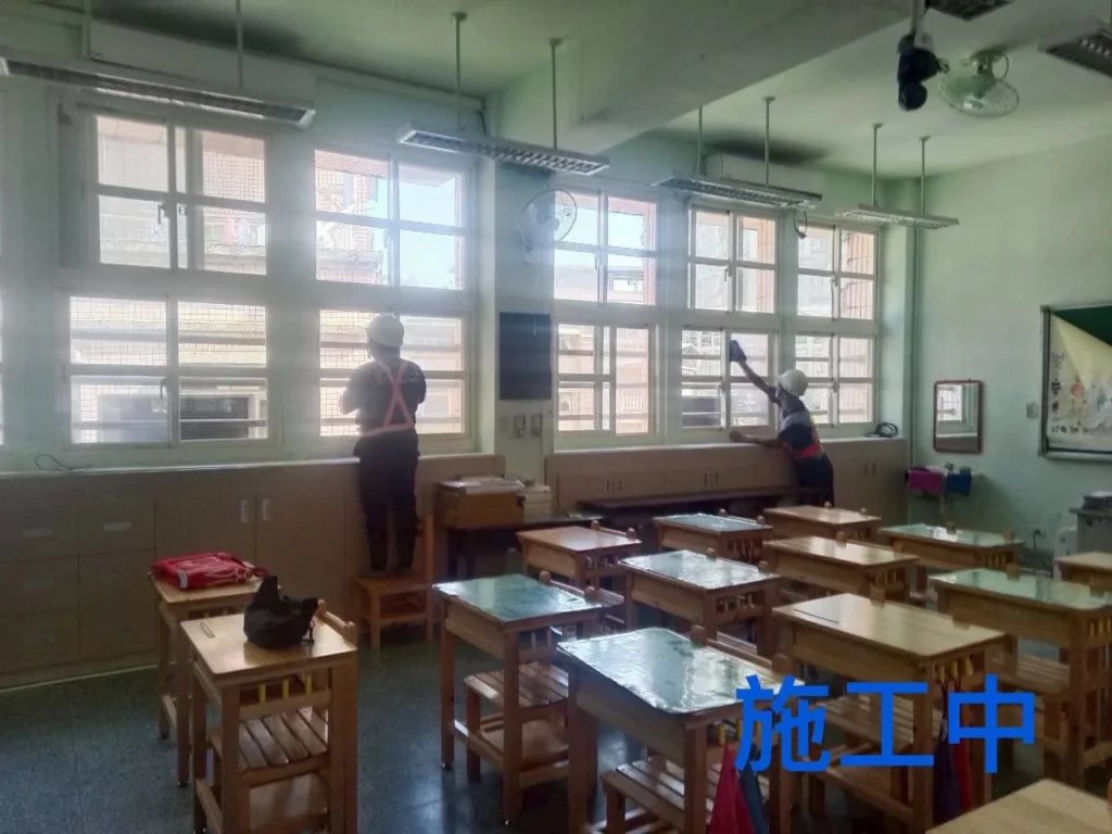 中和國小教室施工中,人員整理整排窗戶與窗台