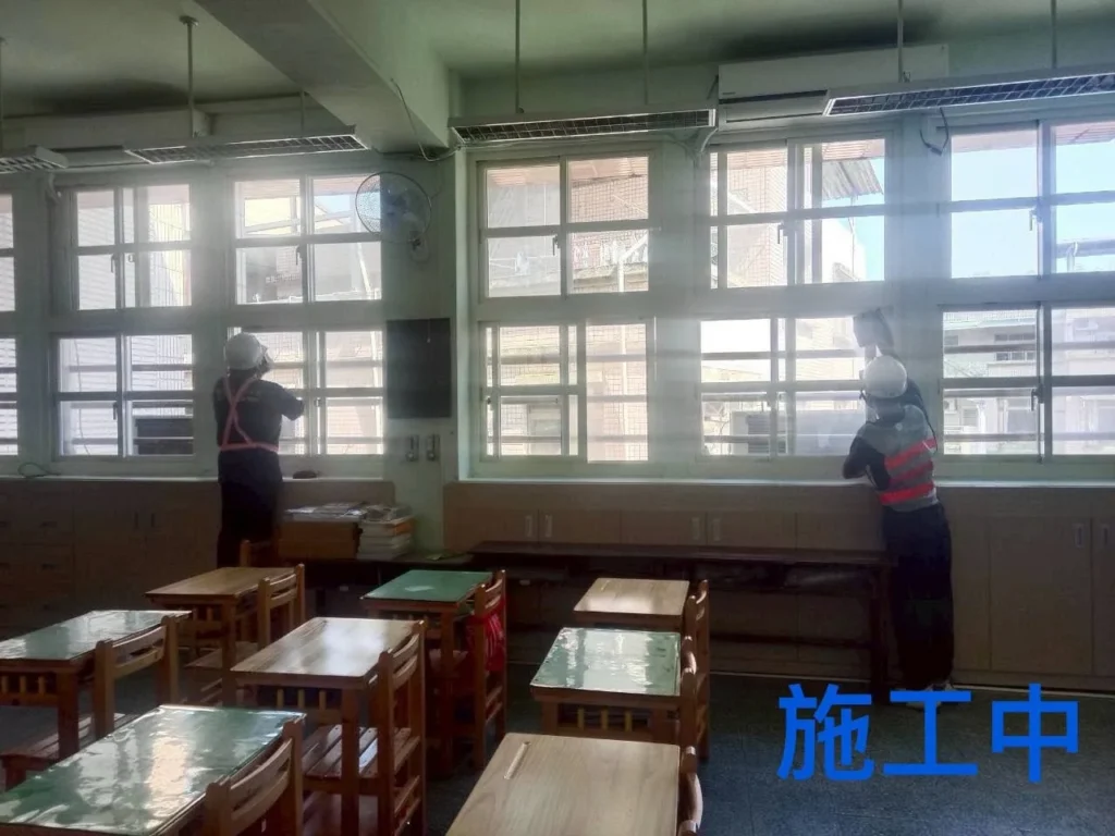 基隆中和國小清潔中,工作人員同步處理兩側窗面