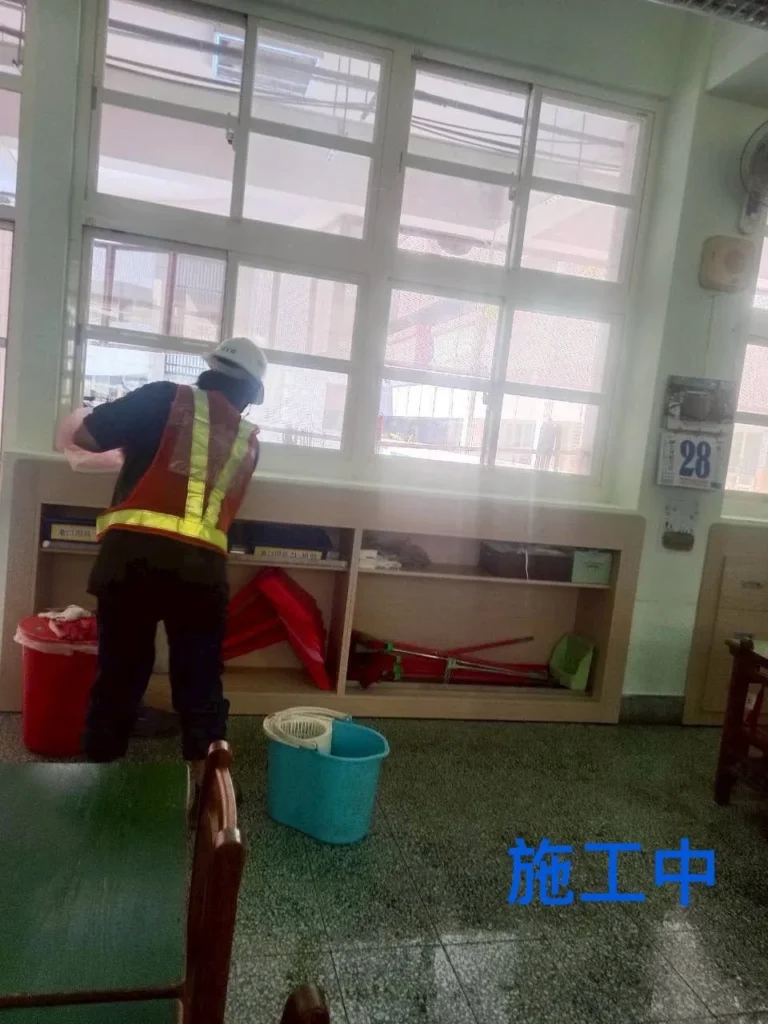 基隆中和國小教室清潔中,人員以拖把清洗地面