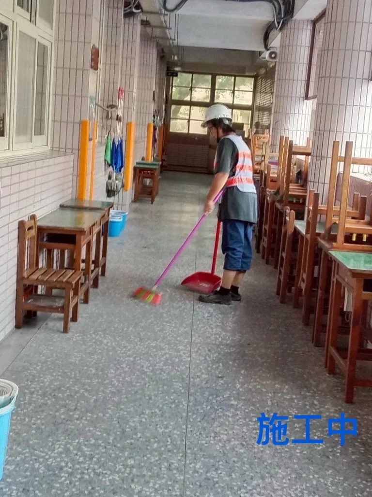 基隆中和國小教室清潔中,人員清掃排列桌椅旁地面