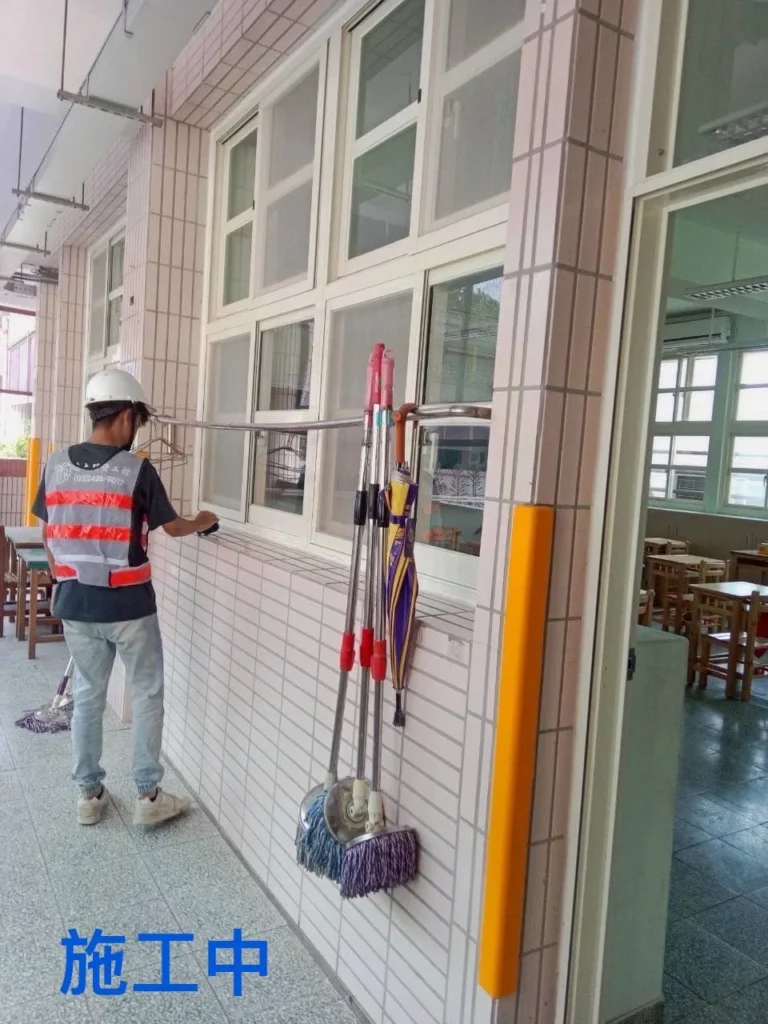 基隆中和國小施工中,人員整理教室門口與掃具區