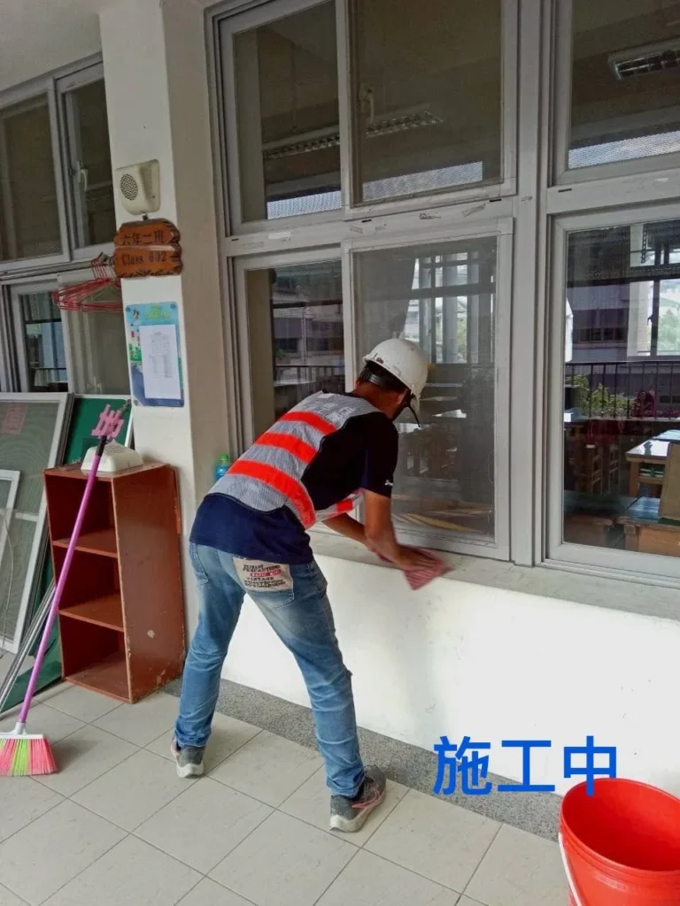 基隆中和國小清潔中,人員擦拭窗下櫃體與地面