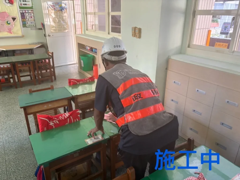 基隆中和國小教室清潔中,人員整理桌椅與窗台
