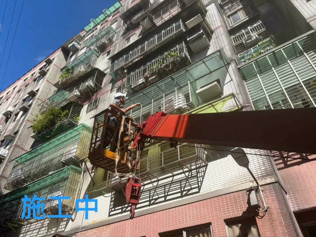 高空作業車進行陽台採光罩換板施工
