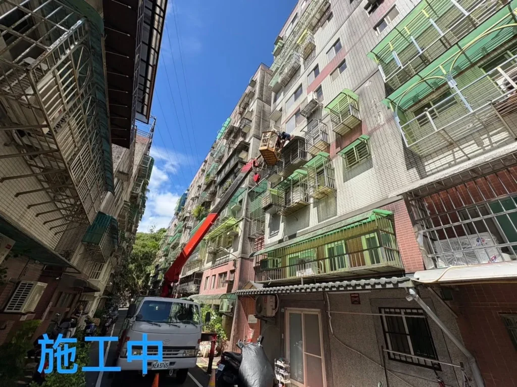 高空作業設備沿建物外牆進行採光罩施工