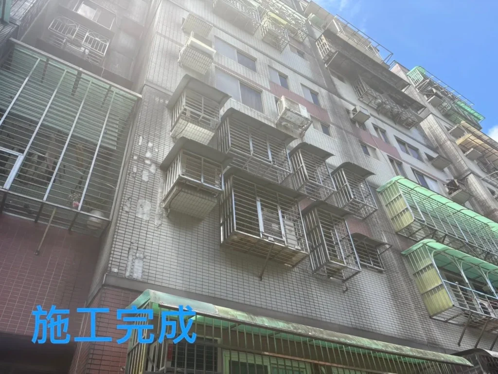 黃金大鎮社區陽台採光罩新板安裝完成