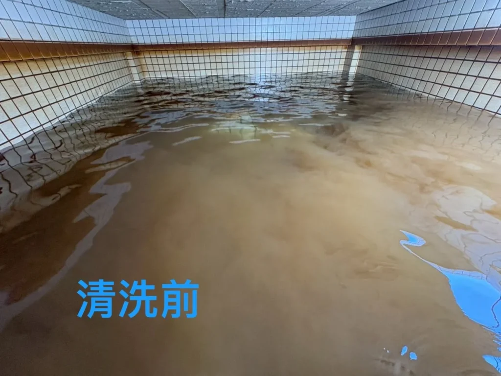 台北香港社區水塔清洗前槽底積水與沉積狀況