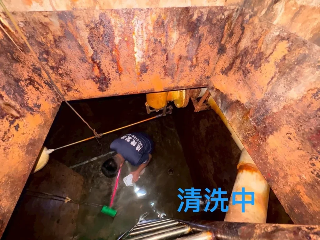 施工人員進入香港社區水塔刷洗槽體底部