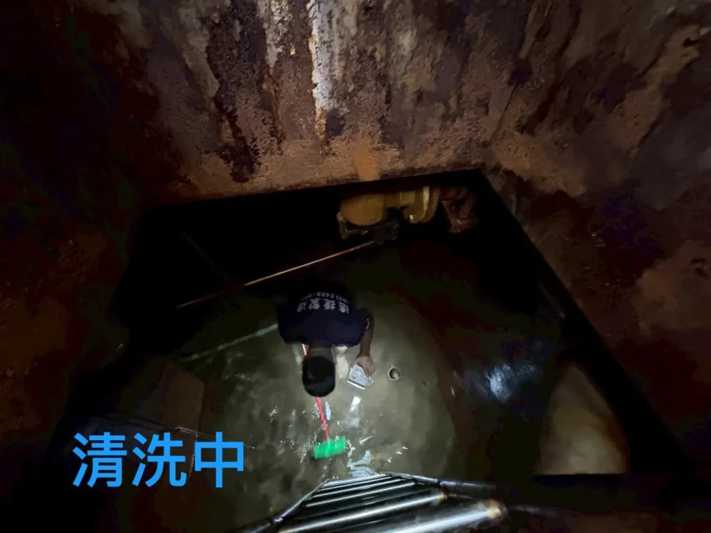 台北南榮路社區水塔內部沖洗作業進行中