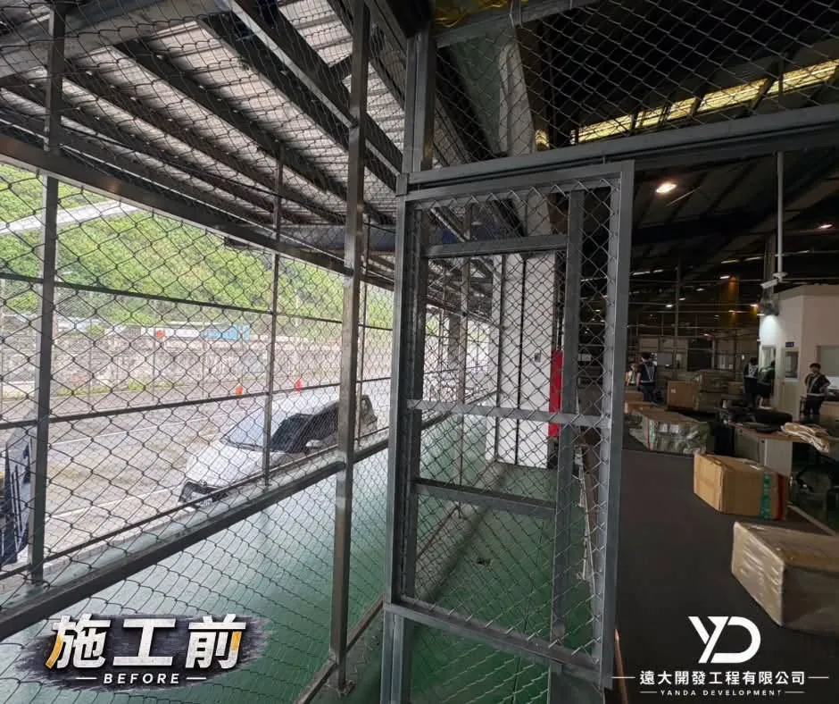 台基國際物流網牆改善施工前,既有鍊目網圍牆與轉角框架仍維持透空
