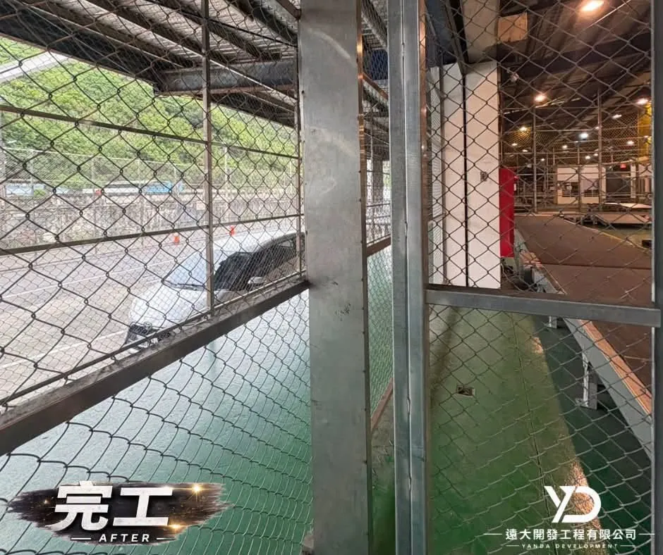 台基國際物流網牆完工後,轉角框架已加裝直立白鐵板封覆收邊