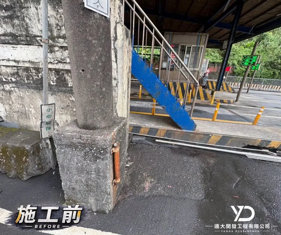 台基國際物流車道告示牌施工前,柱旁原有小型警示牌位置低且傾斜