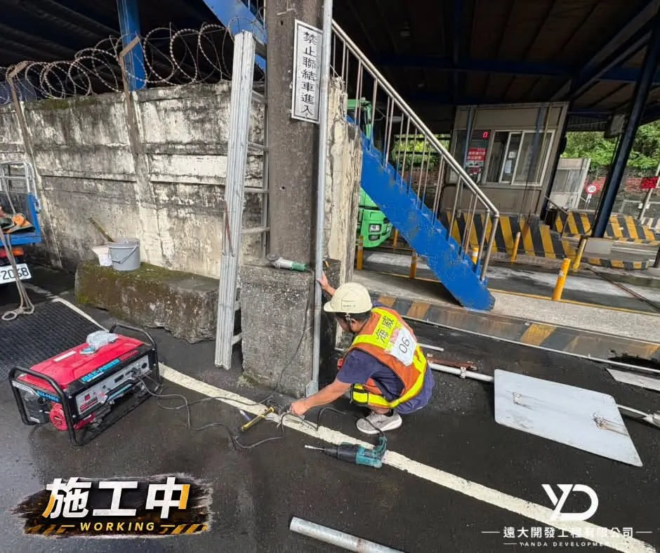 台基國際物流告示牌施工中,作業人員在車道柱邊進行固定位置調整