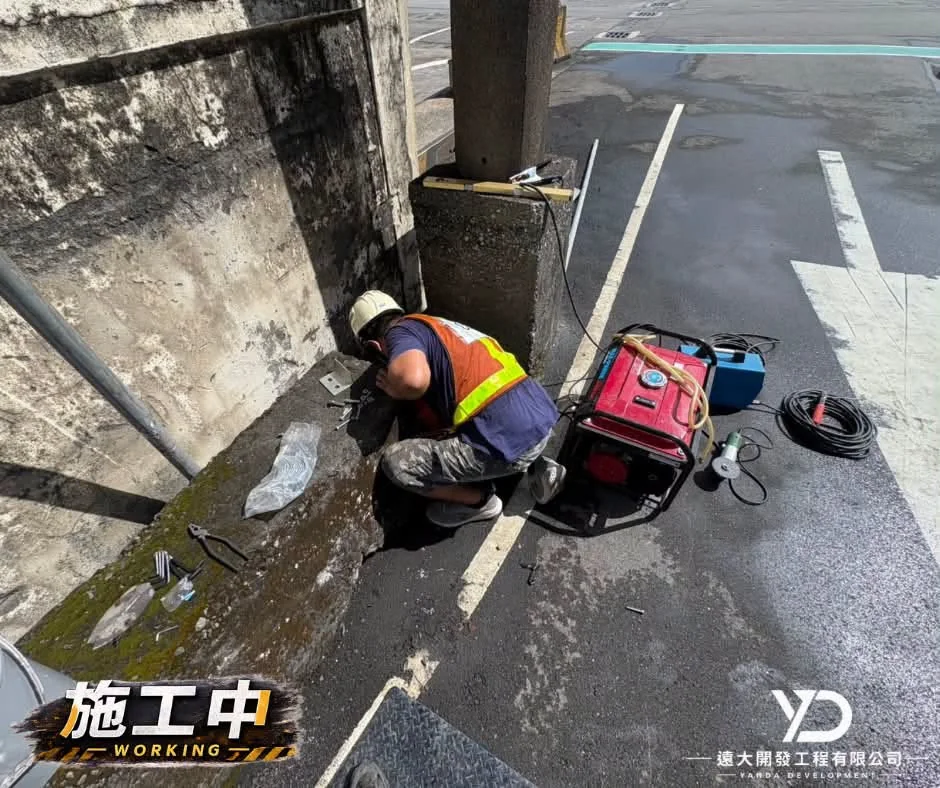 台基國際物流告示牌施工中,作業人員於車道側施作標誌立柱底座