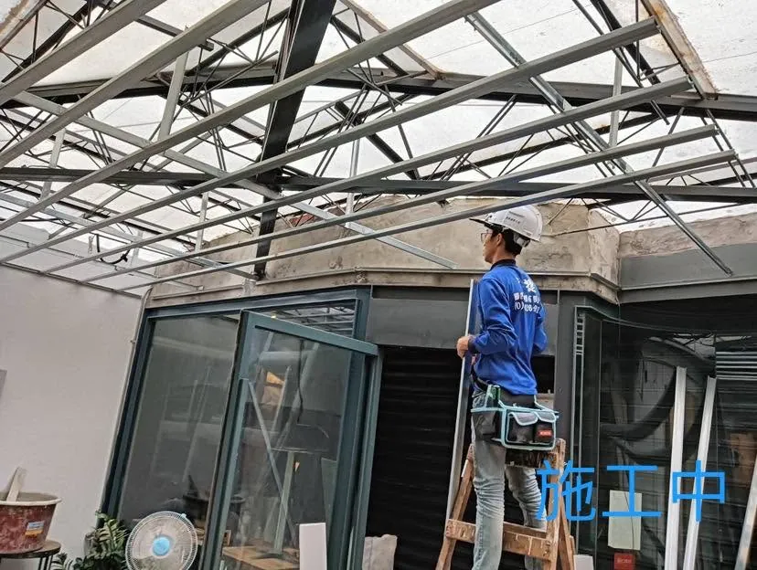 台北中山區暗架天花施工中,作業人員在梯具上調整天花骨架