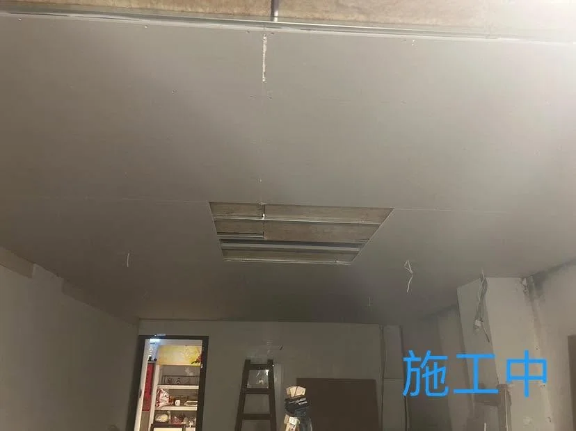 台北中山區暗架天花施工中,封板已安裝並保留中央設備開口