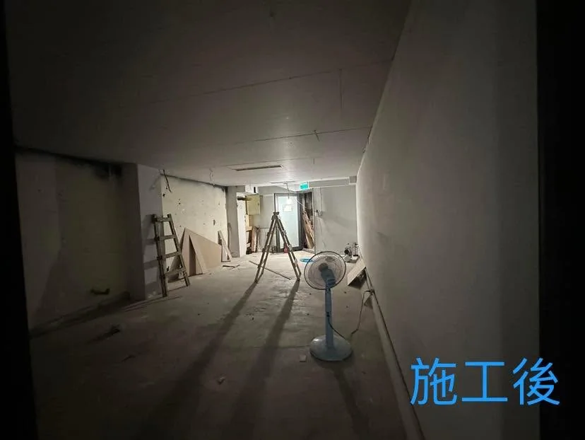 台北中山區店面施工後,狹長走道上方暗架天花已完成連續封板