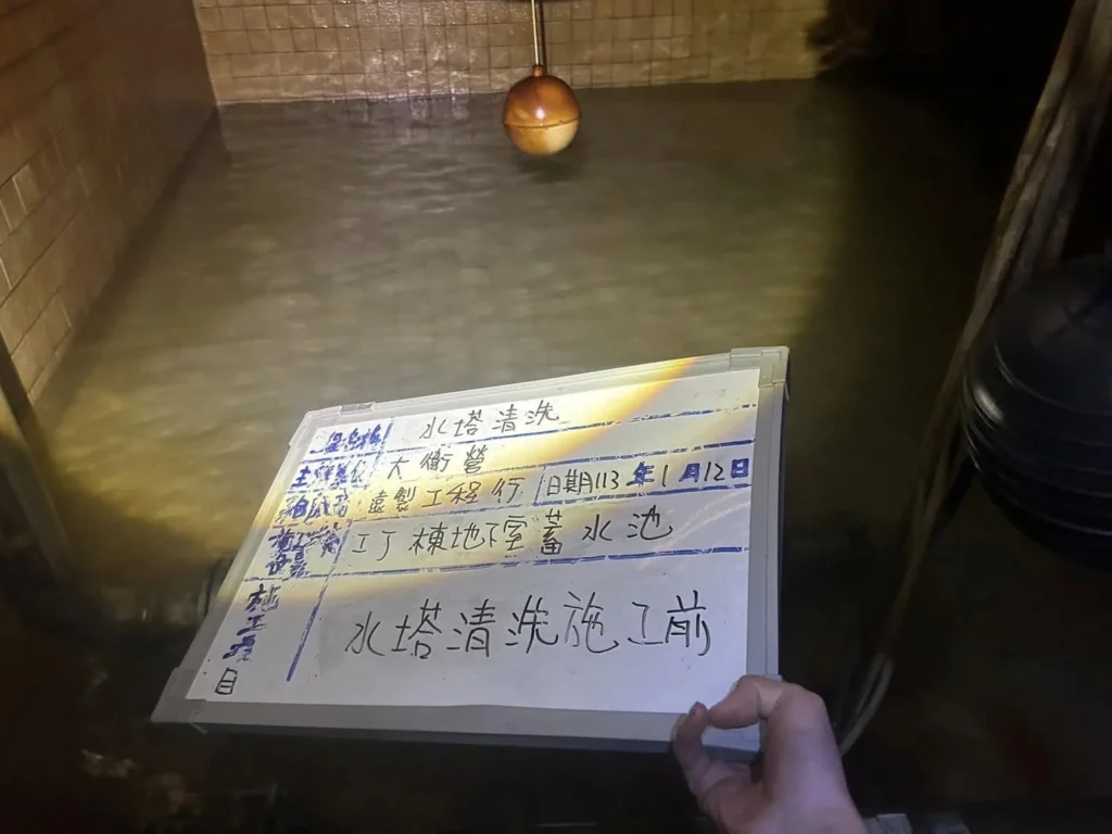 基隆安樂區大衛營社區水塔清洗前,I、J 棟地下室蓄水池與浮球設備現況