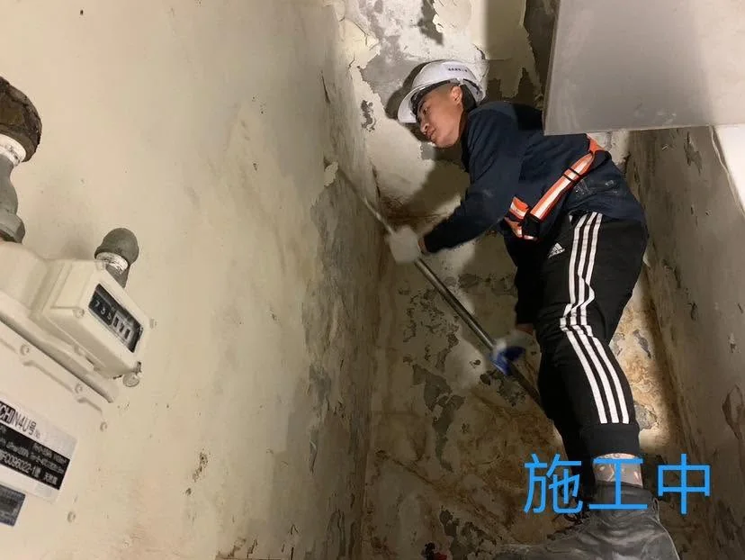 基隆仁愛區全室油漆施工中,作業人員整理高處剝落漆膜與基面