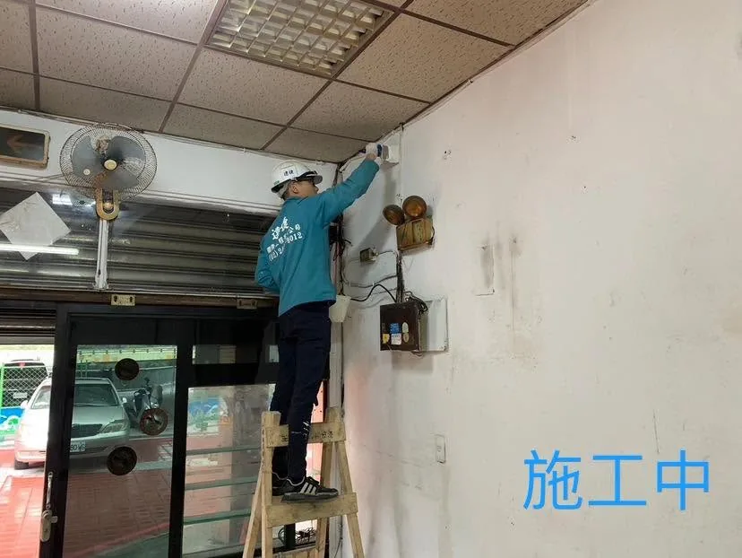 基隆仁愛區全室油漆施工中,作業人員滾塗入口上方與牆角部位