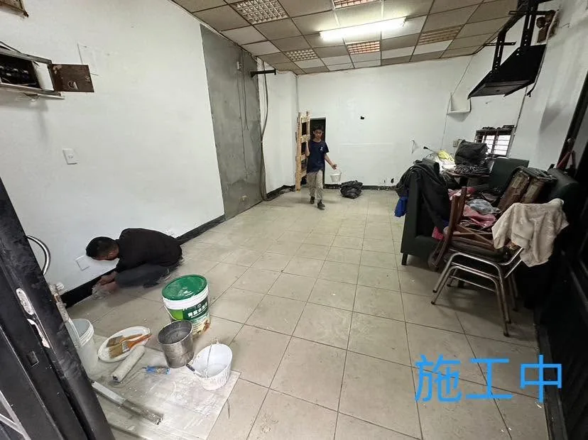 基隆仁愛區全室油漆施工中,室內牆面分區塗裝並處理下緣細部