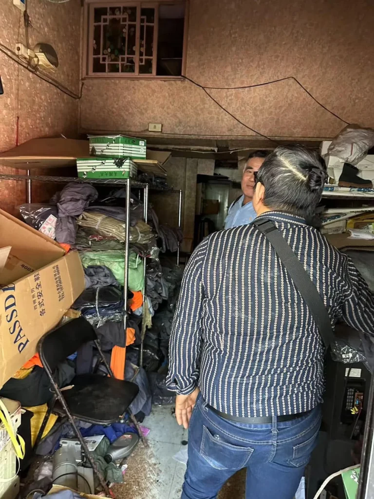 基隆仁愛區老屋拆除清運前,一樓堆滿紙箱、衣物、層架與各式雜物