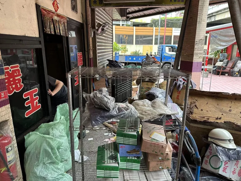 基隆仁愛區老屋清運施工中,紙箱、層架與袋裝物集中於入口等待裝車