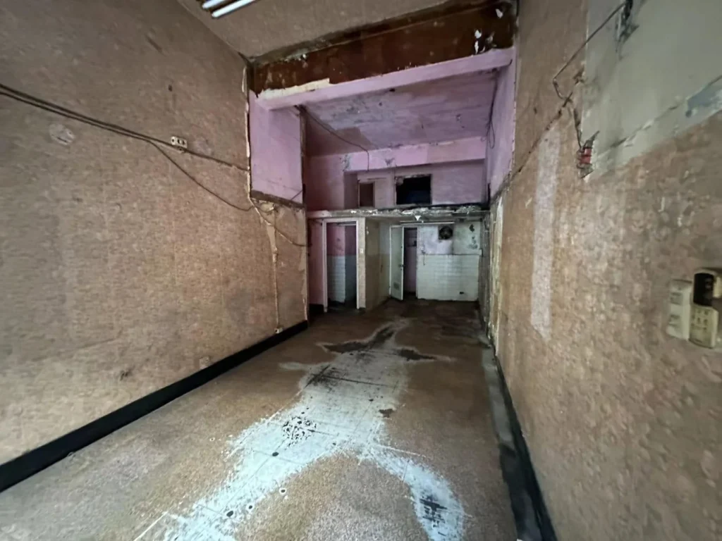 基隆仁愛區老屋清運完成,一樓家具與雜物移除後主要空間恢復淨空