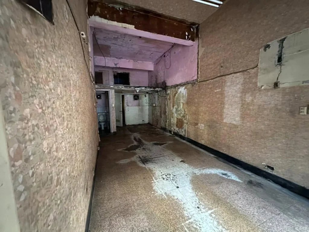 基隆仁愛區老屋清運完成,從入口可見一樓及夾層下方已完成清空