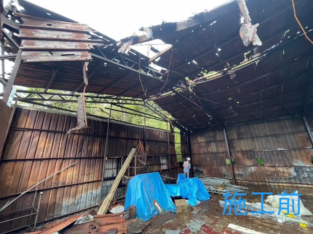 汐止靈隱寺災後鐵工重建施工前,屋頂浪板燒灼破裂並有大面積缺口