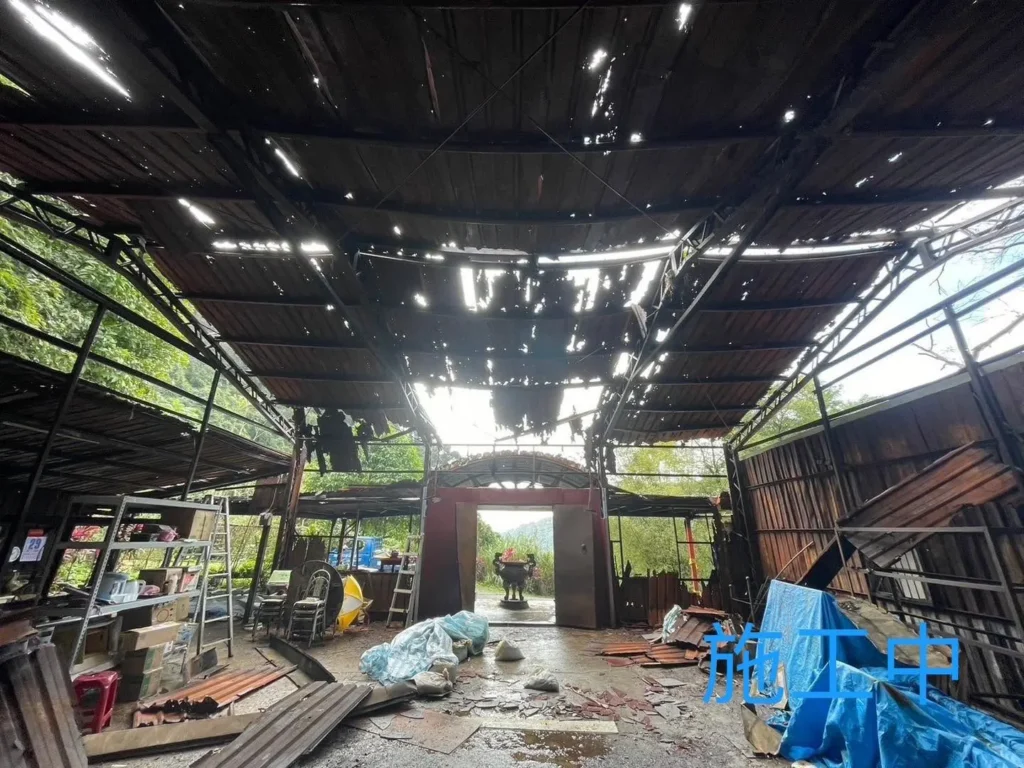 汐止靈隱寺災後鐵工重建施工中,拆除不安全浪板後屋架逐步裸露