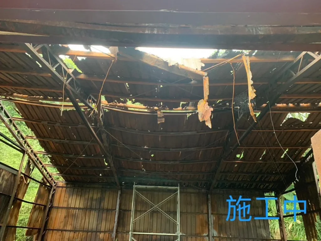 汐止靈隱寺災後鐵工重建施工中,近看拆除區仍可見焦黑構件與屋頂開口