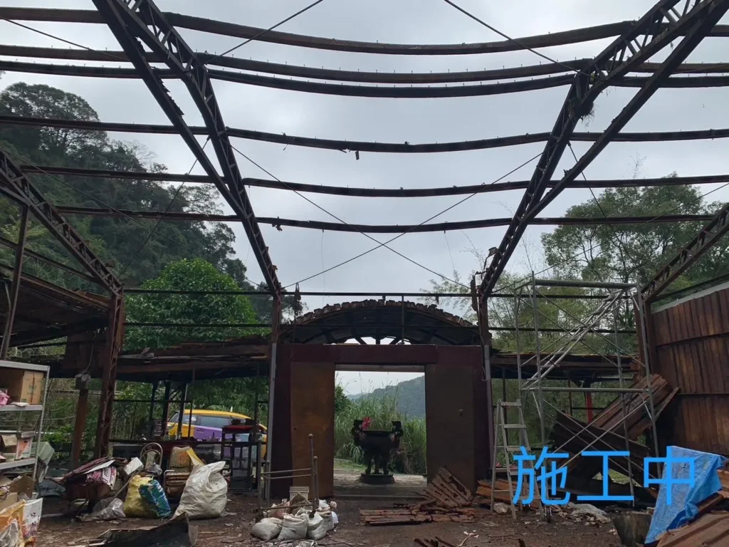 汐止靈隱寺災後鐵工重建施工中,主要屋面浪板拆除完成並架設施工架