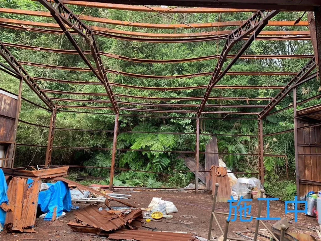 汐止靈隱寺災後鐵工重建施工中,屋牆覆板移除後全面檢視裸露鋼骨