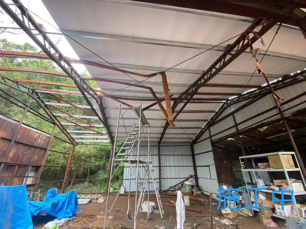 汐止靈隱寺災後鐵工重建施工中,白色屋面板由後側向前分段鋪設