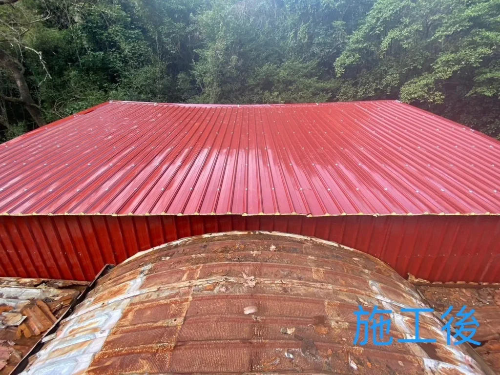 汐止靈隱寺災後鐵工重建完成,外部紅色浪板屋頂完成封覆與固定