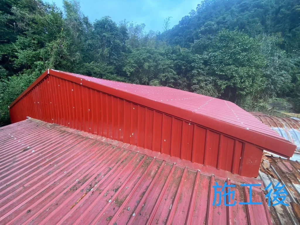 汐止靈隱寺災後鐵工重建完成,紅色屋頂及山牆浪板形成完整外觀