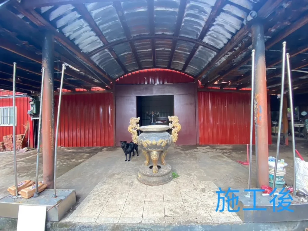 汐止靈隱寺災後鐵工重建完成，寺廟正面紅色牆板與室內空間恢復使用