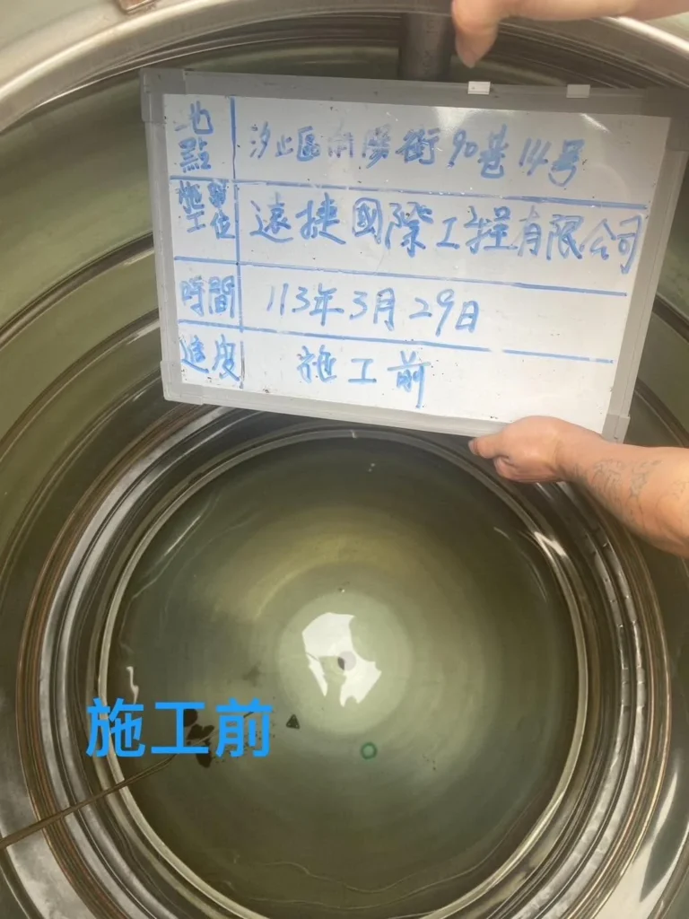 新北汐止長照中心水塔清洗前底部積水與沉積污垢