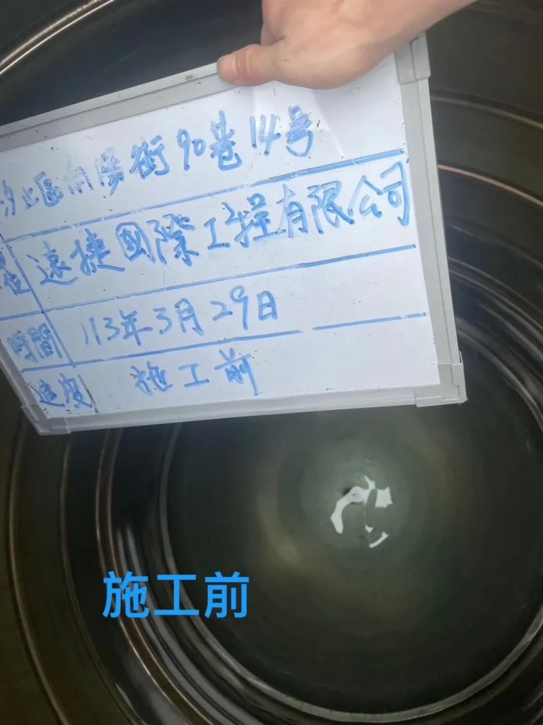 新北汐止長照中心水塔清洗前內部可見混濁積水