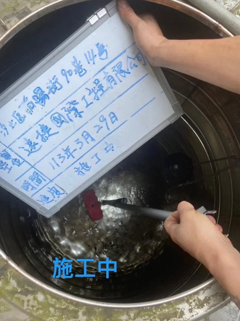 新北汐止長照中心水塔清洗中師傅手工刷洗內部