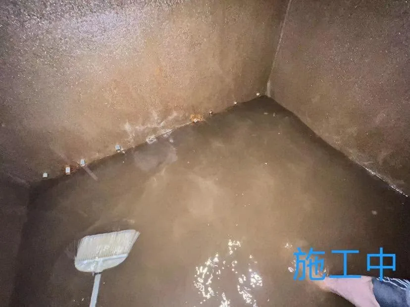 基隆信二路水塔清洗中以刷具刷洗水泥內壁