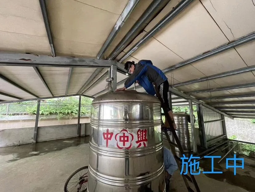 基隆信二路公寓屋頂水塔現場清洗作業